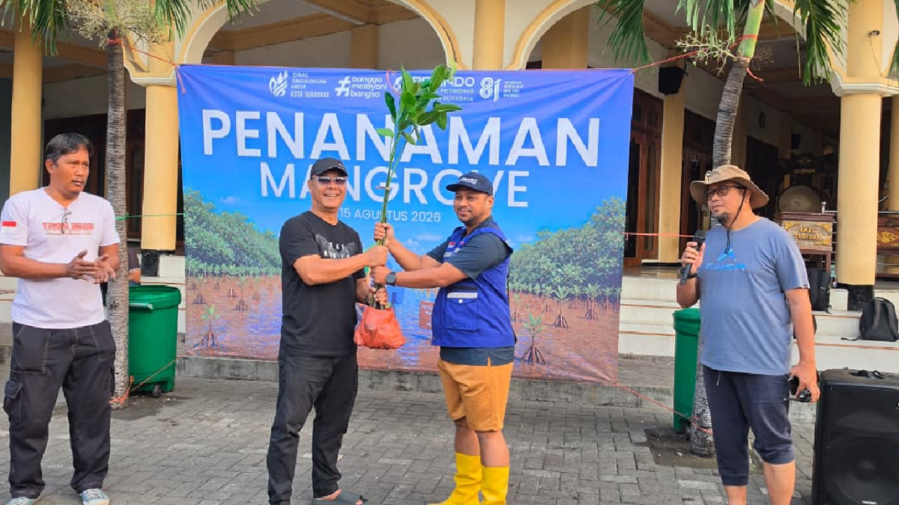 Ardiansyah, Humas TPS, secara simbolis menyerahkan bibit mangrove kepada M. Fikser, Kepala Dinas Lingkungan Hidup Kota Surabaya, dalam kegiatan penanaman mangrove, Sabtu (15/8/2026).
