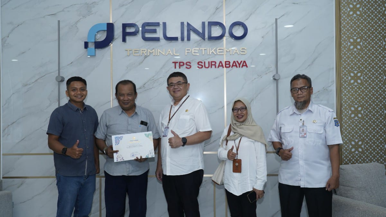 M. Soleh, mewakili Manajemen TPS, menerima penghargaan Wajib Pajak Teladan 2026 oleh Pemerintah Kota Surabaya, pada Rabu (19/8) di Pelindo Place Office Tower Lantai 13, Surabaya