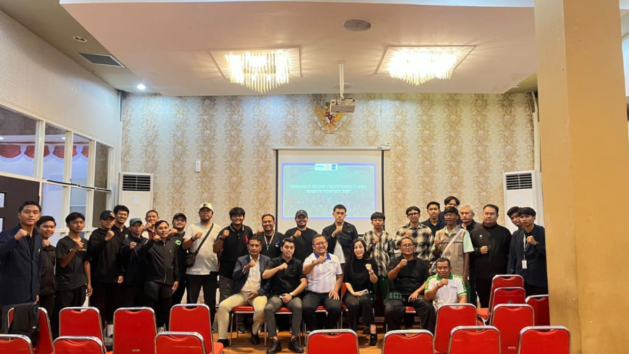 Peserta dan jajaran pengurus AFK Surabaya berfoto bersama usai Technical Meeting Surabaya Rising Championship 2026 Road to Porprov 2027.