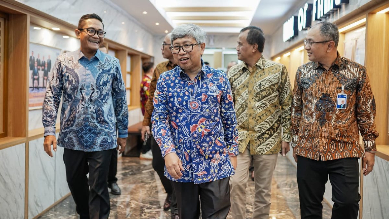 Foto : (Kika) Alexander Dippo Paris Y.S. (Direktur Commercial Banking BRI), Astera Primanto Bhakti (Direktur Jenderal Perbendaharaan Kementerian Keuangan RI), Agung Yulianta (Direktur Pengelolaan Kas Negara Direktorat Jenderal Perbendahaan Kementerian Keu