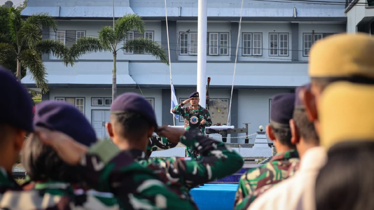 Dankodaeral IX Laksamana Muda TNI Hanarko Djodi Pamungkas memimpin apel khusus kesiapan prajurit di Ambon