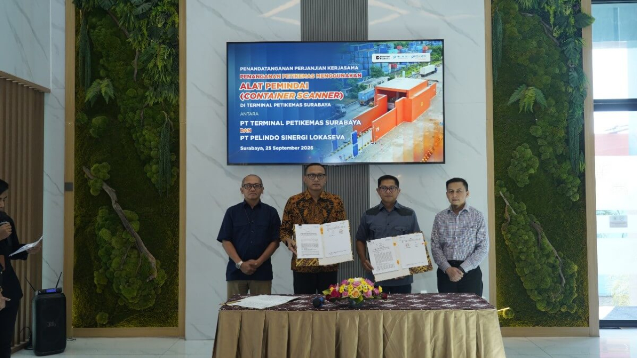 PT PSL dan TPS memperkuat pengawasan peti kemas dengan dua unit container scanner di Terminal Petikemas Surabaya