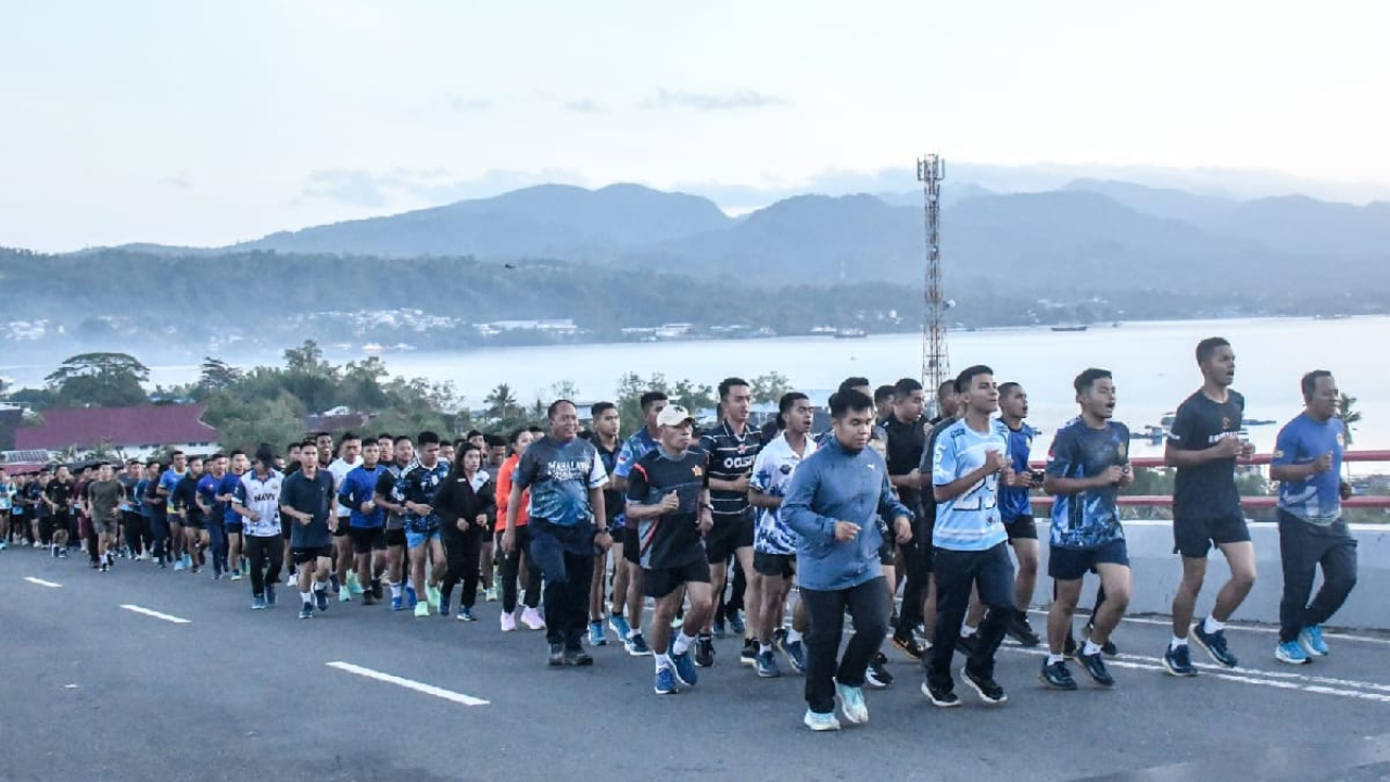 Prajurit Kodaeral IX lari bersama meninjau rute Fun Run HUT ke-81 TNI di Ambon