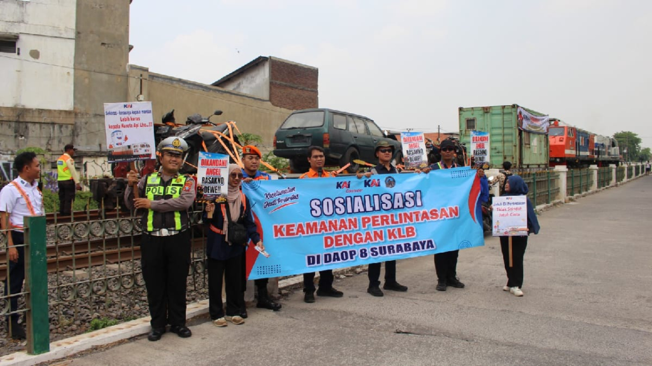 Sosialisasi keselamatan perlintasan sebidang KAI Daop 8 Surabaya