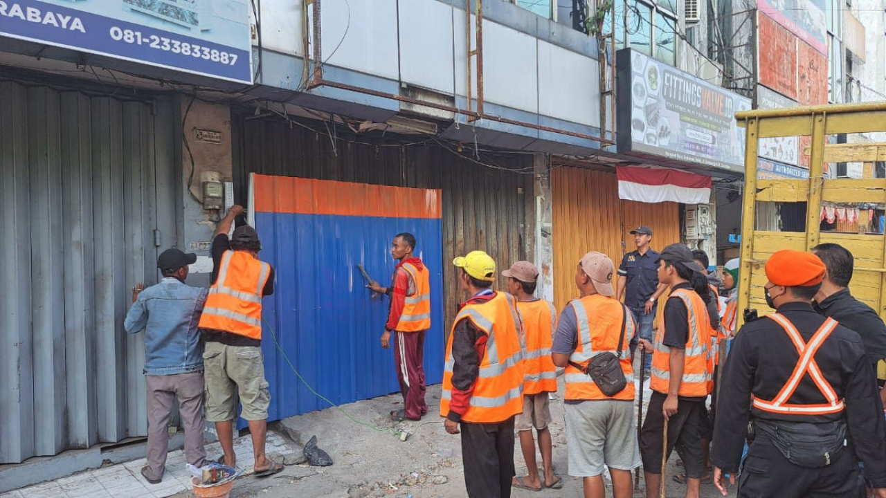 Sejumlah petugas KAI Daop 8 Surabaya bersama unsur terkait melakukan penertiban dan pengamanan ruko yang berada di atas aset milik KAI di Jalan Semarang, Surabaya.