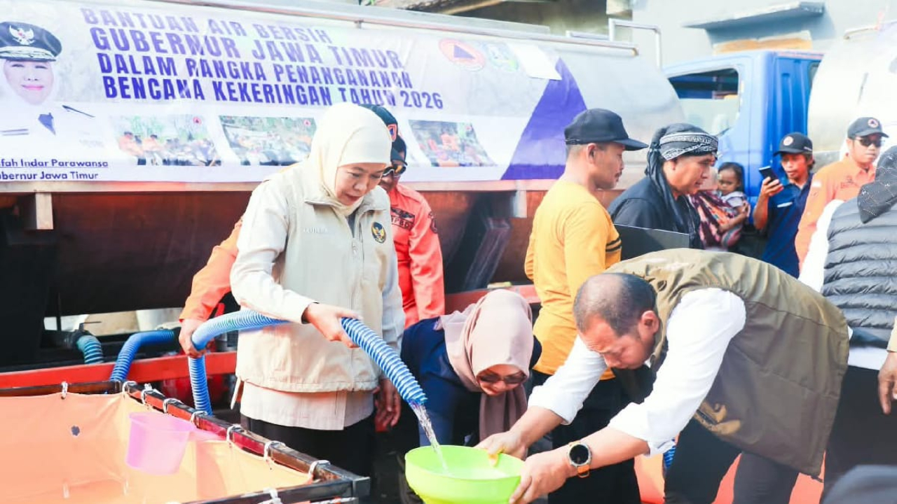 Khofifah menyalurkan bantuan air bersih kepada warga terdampak kekeringan di Ponorogo