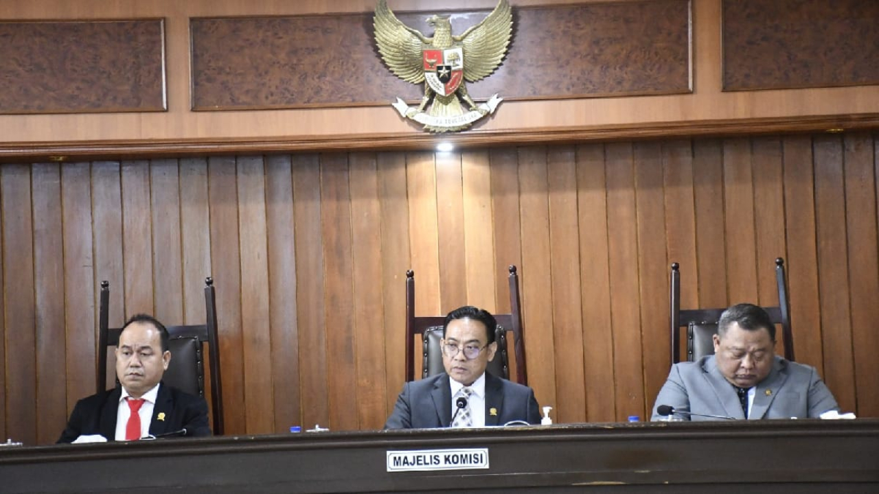 KPPU membacakan putusan perkara dugaan pelanggaran persaingan usaha terkait distribusi AC AUX