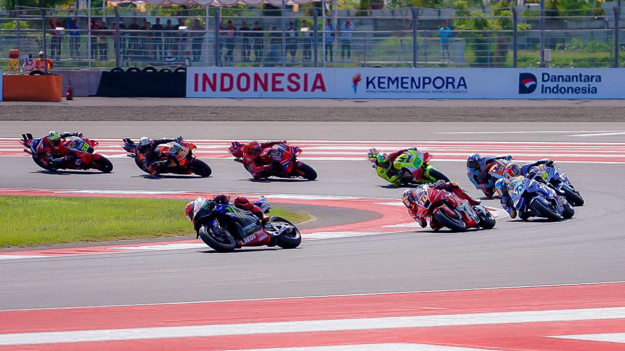 Para pembalap MotoGP melaju di tikungan Sirkuit Mandalika dalam ajang balap motor internasional di Lombok, NTB.