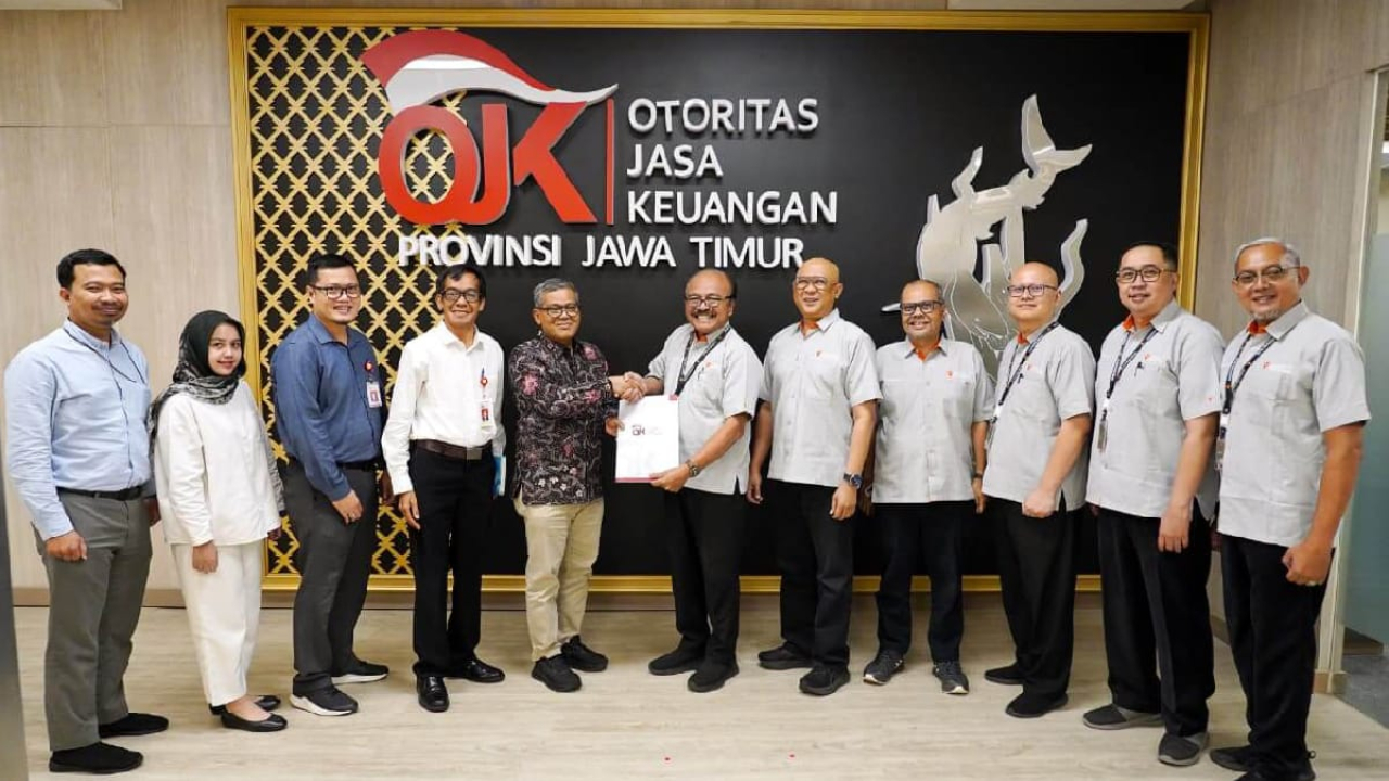 OJK Jawa Timur dan jajaran BPR Nusumma berfoto bersama usai penyerahan keputusan merger empat BPR Nusumma di Surabaya.