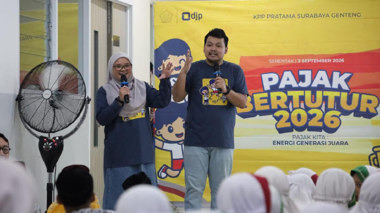 Petugas pajak memberikan edukasi kepada para siswa dalam kegiatan Pajak Bertutur 2026 yang digelar KPP Pratama Surabaya Genteng, Kamis (3/9/2026). Kegiatan ini mengajak pelajar mengenal fungsi dan manfaat pajak serta pentingnya membangun kesadaran pajak s