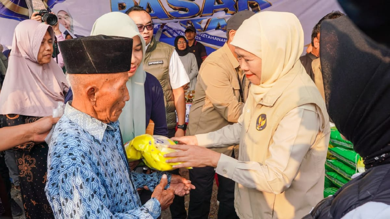 Gubernur Jawa Timur Khofifah Indar Parawansa menyerahkan paket kebutuhan pokok kepada warga saat pelaksanaan Pasar Murah Pemprov Jatim di Kecamatan Pulung, Kabupaten Ponorogo.
