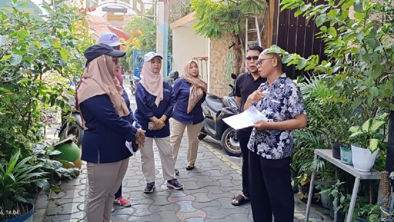 Pelindo Regional 3 Sub Regional Jawa memberikan apresiasi kepada peserta Lomba Menghias Lingkungan di kawasan Pelabuhan Tanjung Perak Surabaya.