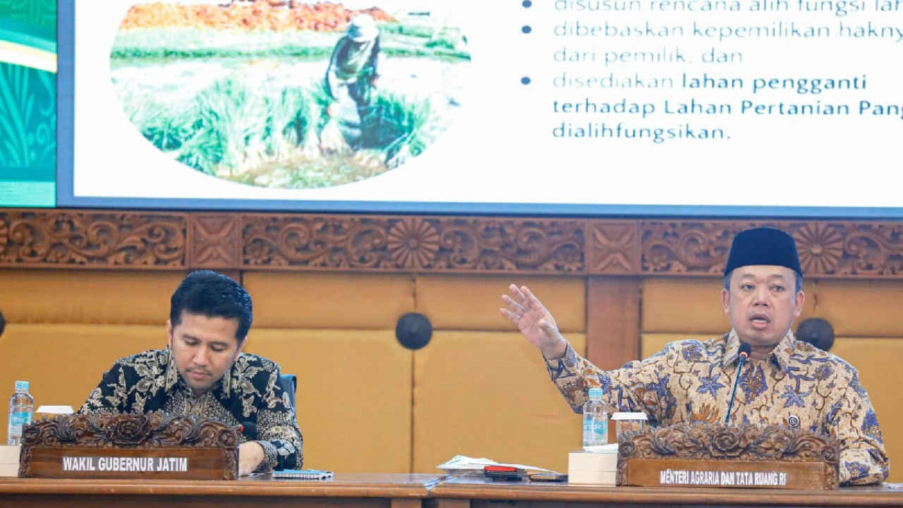 Wakil Gubernur Jawa Timur Emil Elestianto Dardak bersama Menteri ATR/Kepala BPN Nusron Wahid dalam rapat koordinasi terkait percepatan penetapan Lahan Pertanian Pangan Berkelanjutan (LP2B) di Jawa Timur.