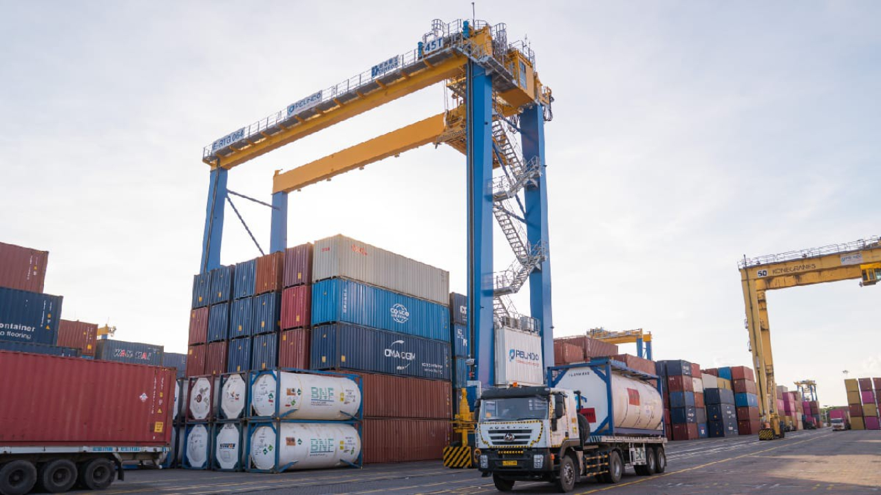 PT Terminal Petikemas Surabaya mencatat arus peti kemas 128 ribu TEUs pada Agustus 2026