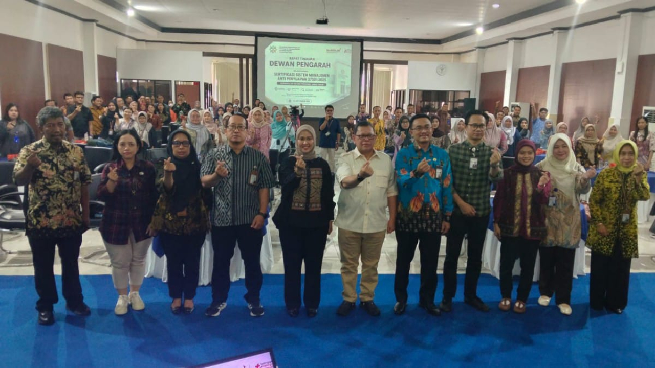Shodiqin bersama jajaran BKKBN Jawa Timur dan peserta kegiatan Sertifikasi Sistem Manajemen Anti Penyuapan ISO 37001:2025.