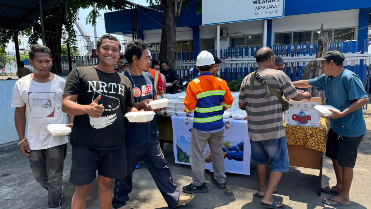 SPPI Tanjung Wangi membagikan makanan kepada pengemudi truk logistik dalam kegiatan Jumat Berkah