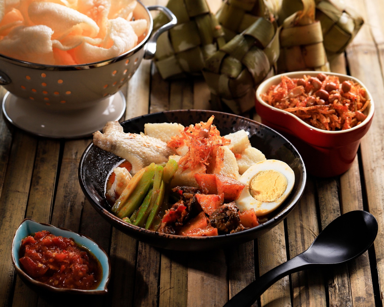 Kuliner khas Medan dengan lontong, telur, sayuran, kerupuk, sambal, dan pelengkap