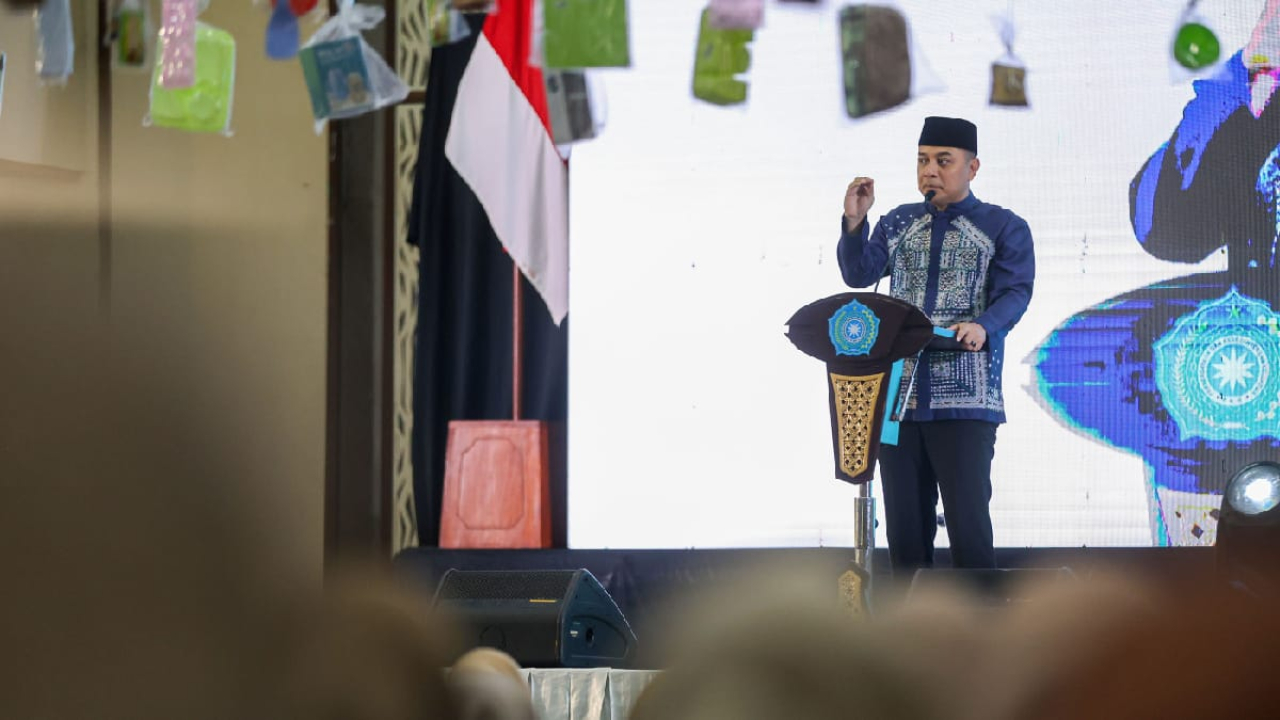Wali Kota Surabaya Eri Cahyadi menyampaikan sambutan dalam peringatan Maulid Nabi Muhammad SAW bersama TP PKK Kota Surabaya di Convention Hall Surabaya.