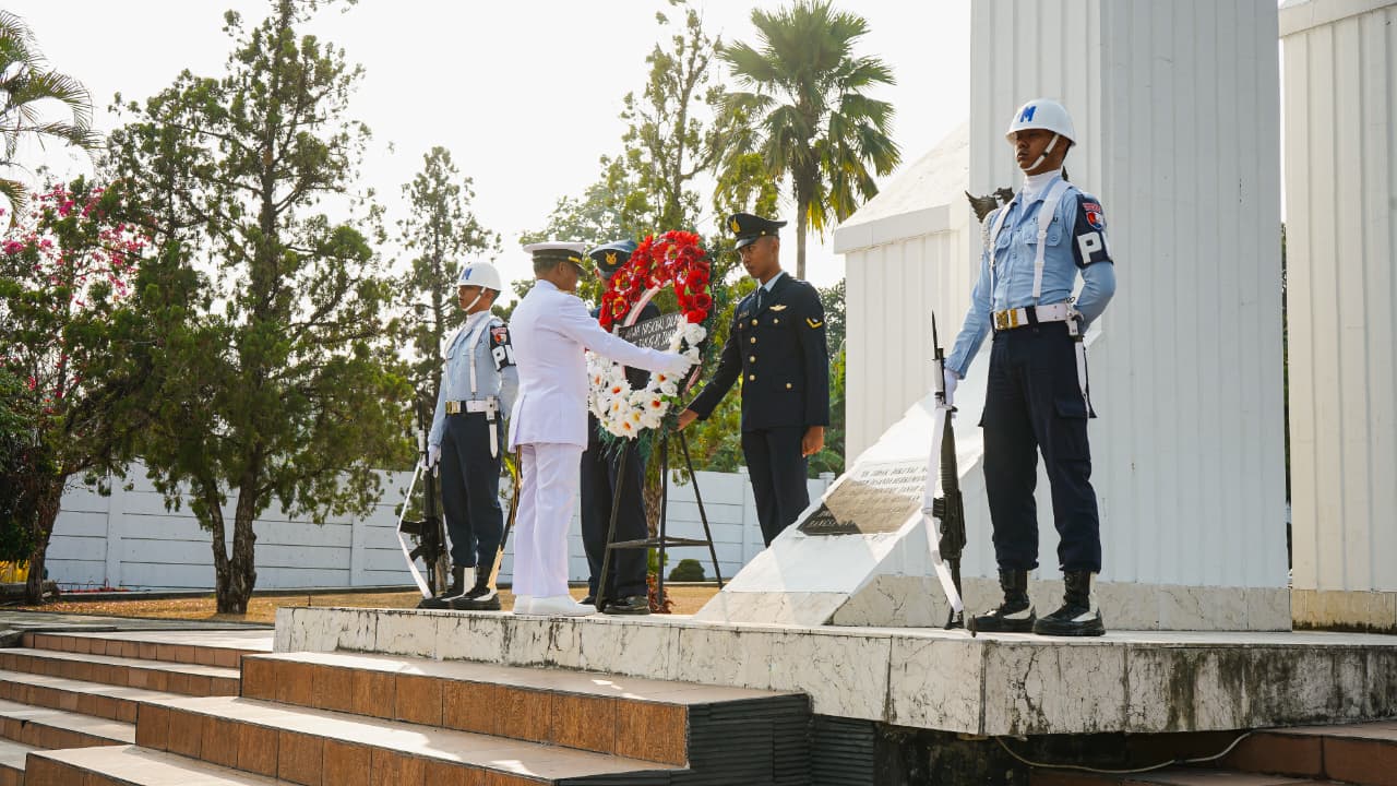Wadan Kodaeral IX memimpin ziarah HUT ke-81 TNI di TMP Kapahaha Ambon