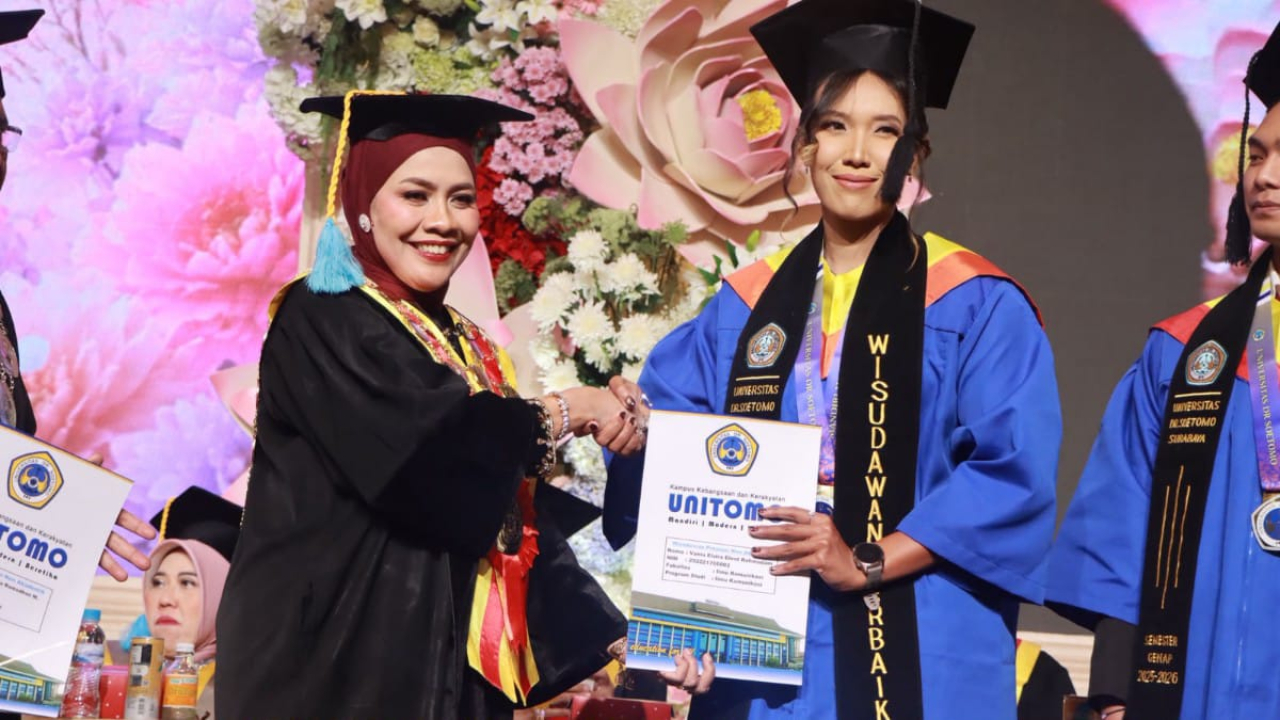 Rektor Unitomo menyerahkan penghargaan kepada wisudawan dalam Wisuda 1.059 lulusan di Surabaya