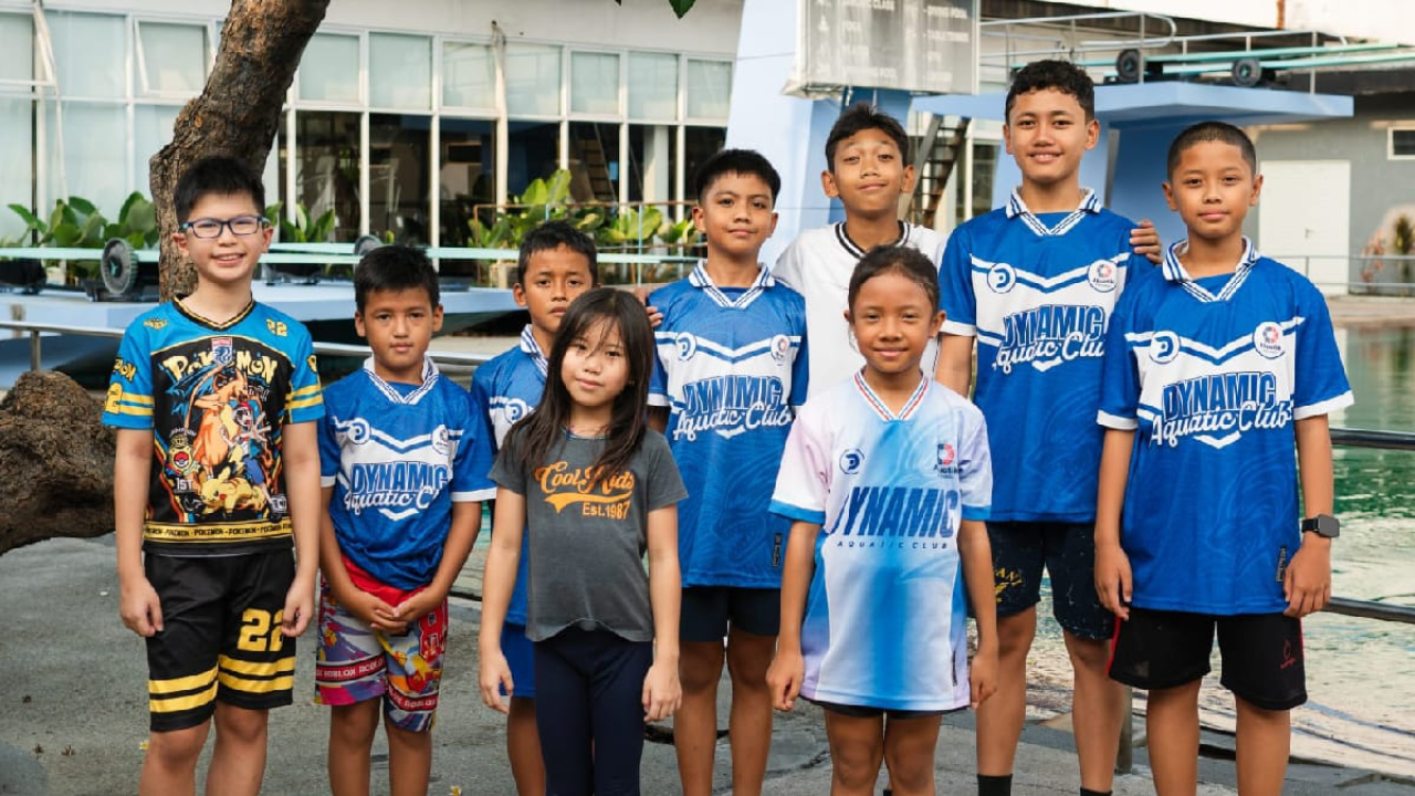 Atlet muda Dynamic Aquatic Club berpose di area kolam renang sebagai persiapan menghadapi Indonesia Open Aquatic Championship (IOAC) 2026.