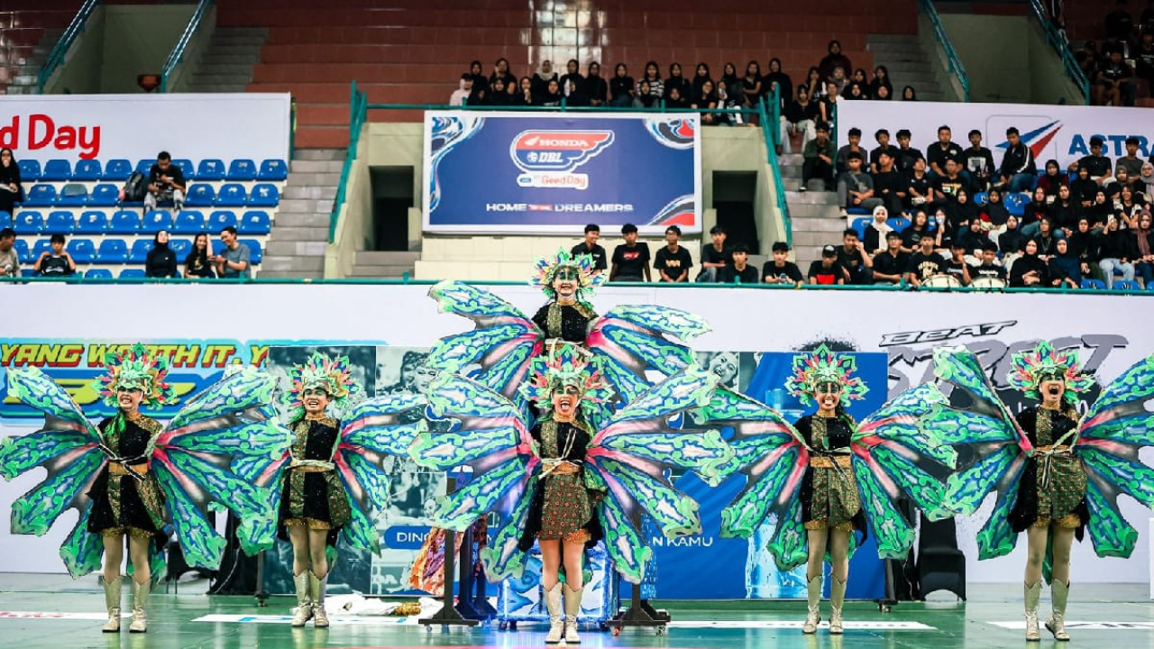 Penampilan tim dance dalam AQUA DBL Dance 2026 yang memadukan kostum bernuansa budaya dengan koreografi modern di atas panggung.