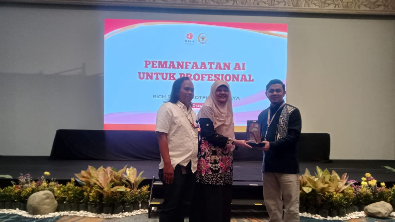 BRIN bersama Reni Astuti menggelar pelatihan pemanfaatan kecerdasan buatan AI bagi jurnalis di Rich Palace Hotel Surabaya, Sabtu 17 Oktober 2026.