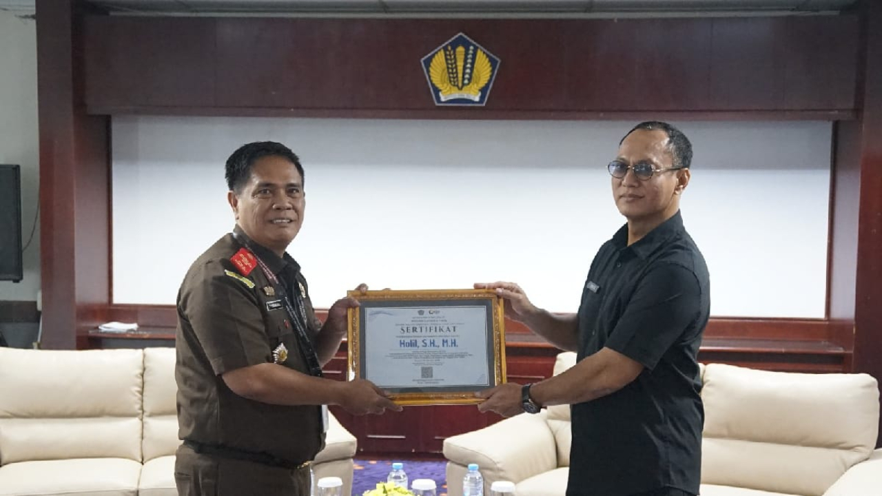 Perwakilan Kejaksaan Tinggi Jawa Timur bersama Kanwil DJP Jawa Timur I dalam kegiatan koordinasi penelusuran aset terkait tindak pidana perpajakan.