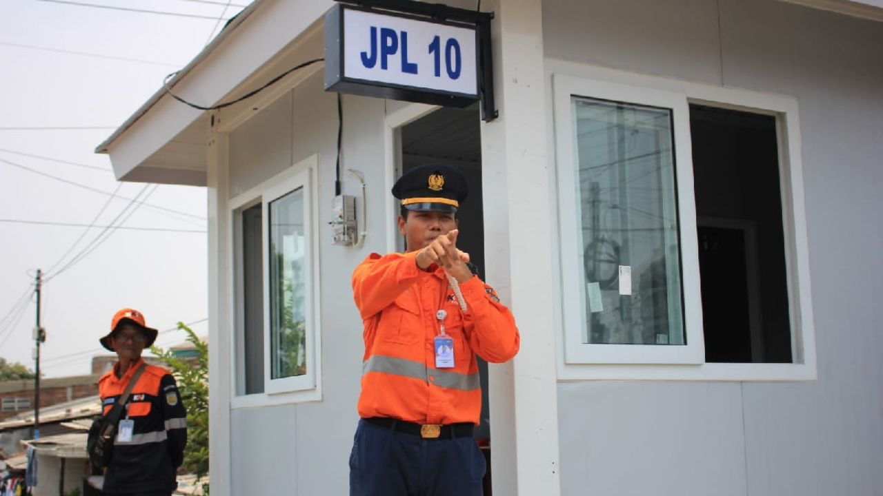 Petugas KAI Daop 8 Surabaya mengamankan perlintasan kereta api di Surabaya melalui pengoperasian Pos Jaga Perlintasan.