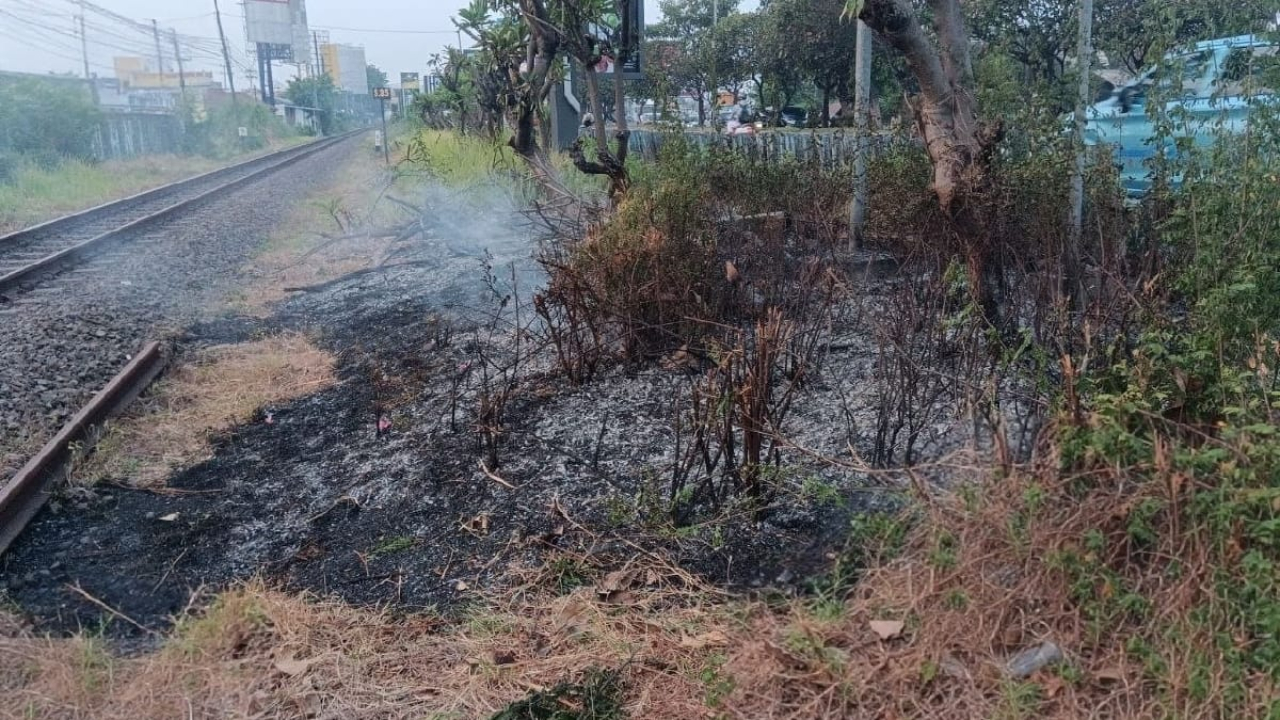 KAI Daop 8 Surabaya mengimbau masyarakat tidak membakar sampah, jerami, dan ilalang di sekitar jalur kereta api untuk mencegah kebakaran yang dapat mengganggu keselamatan perjalanan kereta.
