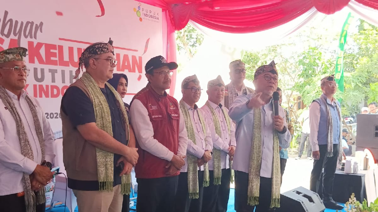Menteri Koordinator Bidang Pangan Zulkifli Hasan bersama sejumlah pejabat berfoto bersama saat peluncuran Koperasi Desa Merah Putih (KDMP) Tambakrejo, Kecamatan Waru, Kabupaten Sidoarjo, Jawa Timur, Kamis (15/10/2026).
