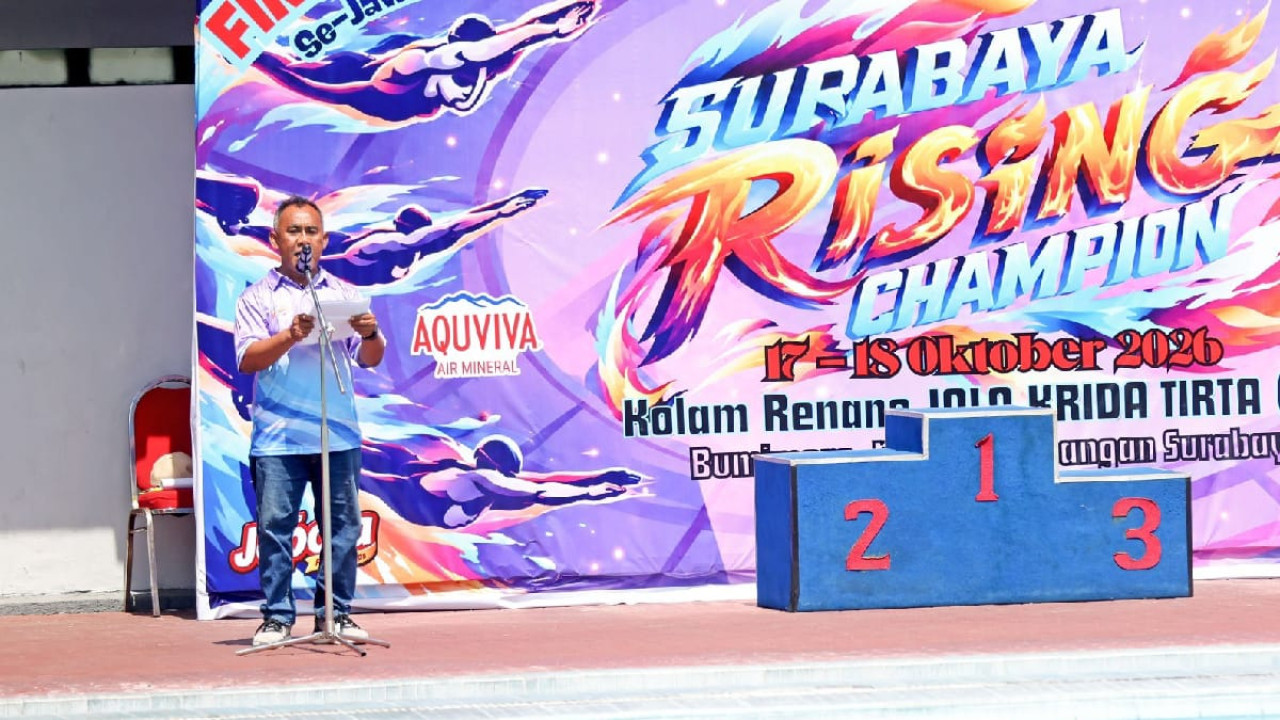 Ketua panitia memberikan sambutan dalam Kejuaraan Selam Surabaya Rising Champion (SRC) 2026 di Kolam Renang Jala Krida Tirta, Surabaya, pada 17–18 Oktober 2026.