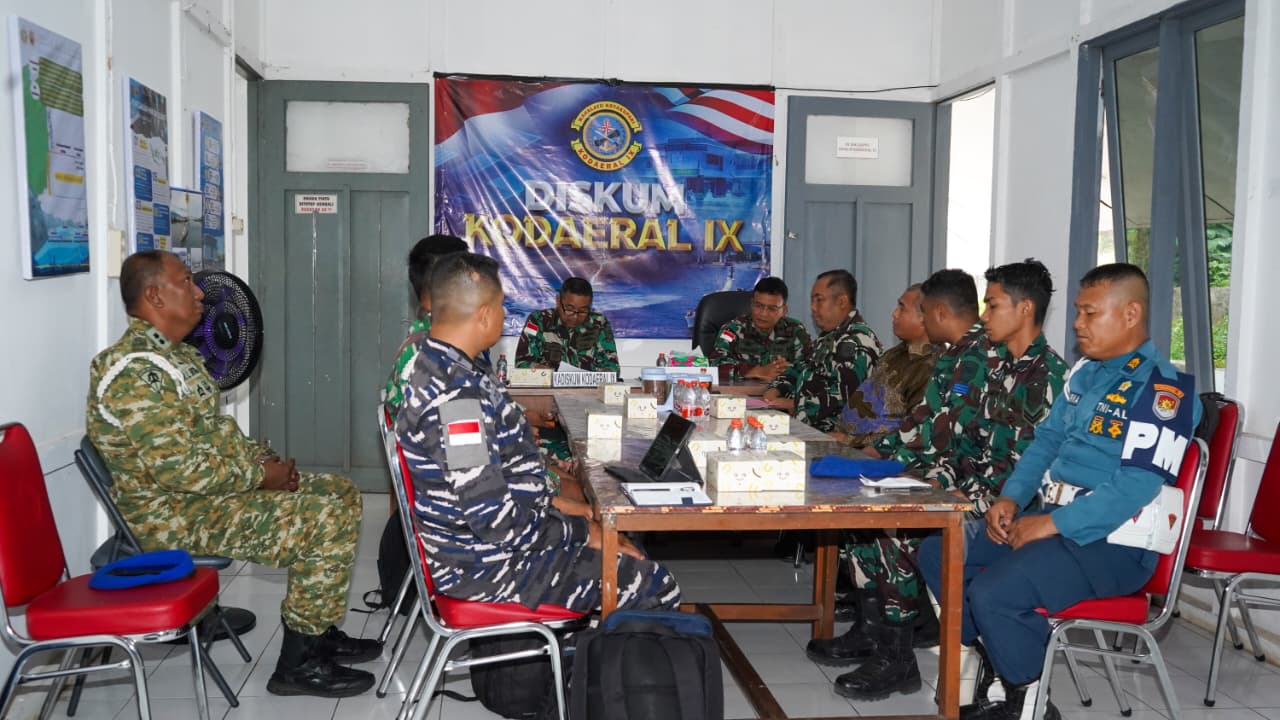 Pelatihan kecakapan digital prajurit Kodaeral IX bersama Skomlekal Mabesal di Ambon.