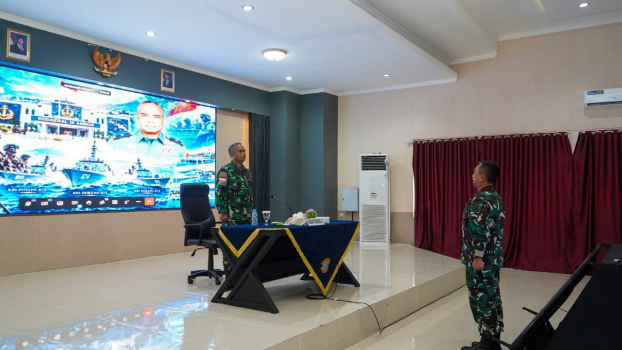 Pembacaan memorandum serah terima jabatan Wadan Kodaeral IX dari Laksma TNI Muhammad Risahdi kepada Kolonel Laut Baharudin Anwar di Gedung Manggala Loka, Ambon, Rabu (14/10/2026).