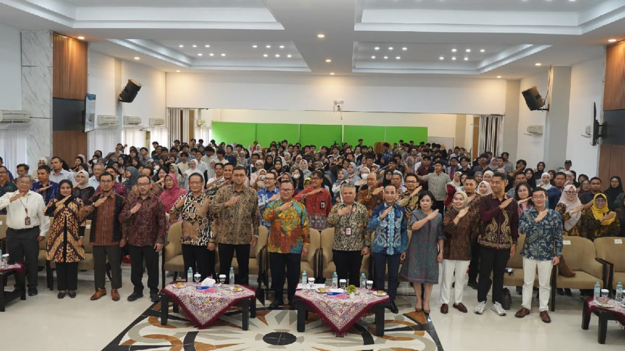 OJK bersama pimpinan Universitas Airlangga dan ratusan peserta berfoto bersama dalam kegiatan literasi keuangan digital DFL 2026 di Surabaya, membahas tokenisasi aset nyata dan peluang aset digital di Indonesia.