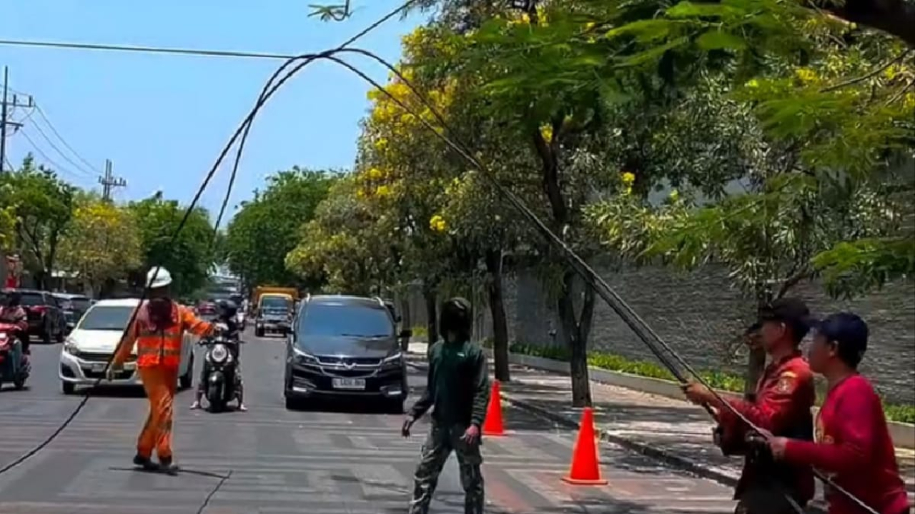 Pemkot Surabaya Bongkar 116 Tiang Utilitas Ilegal