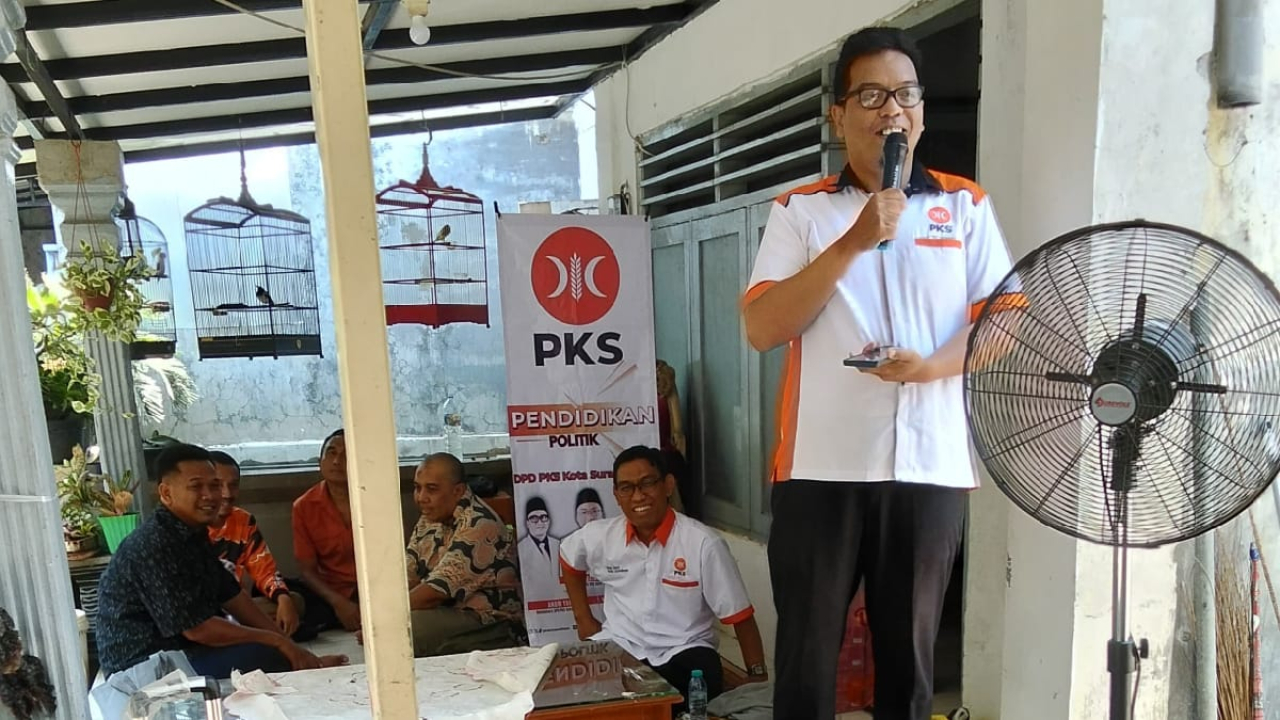 Ketua DPC PKS Mulyorejo Rizki Wanda Budiman saat menyampaikan sambutan dalam peluncuran Sekolah Keluarga Rumah Keluarga Indonesia (RKI) di Kalijudan, Surabaya, Ahad (4/10/2026).