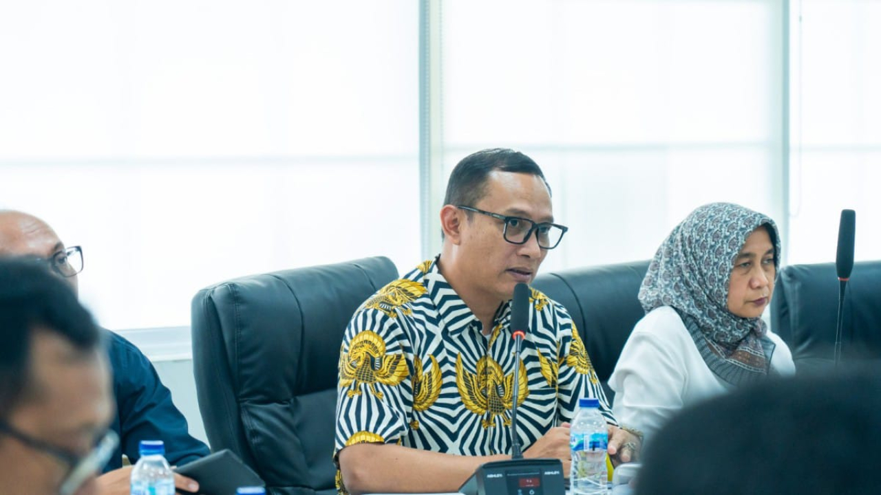 Direktur Utama TPS Ali Sodikin bersama Asisten Deputi Konektivitas Maritim dan Udara Kemenko Infrastruktur Balkis Kusumawati dalam pertemuan membahas konektivitas Pelabuhan Tanjung Perak.
