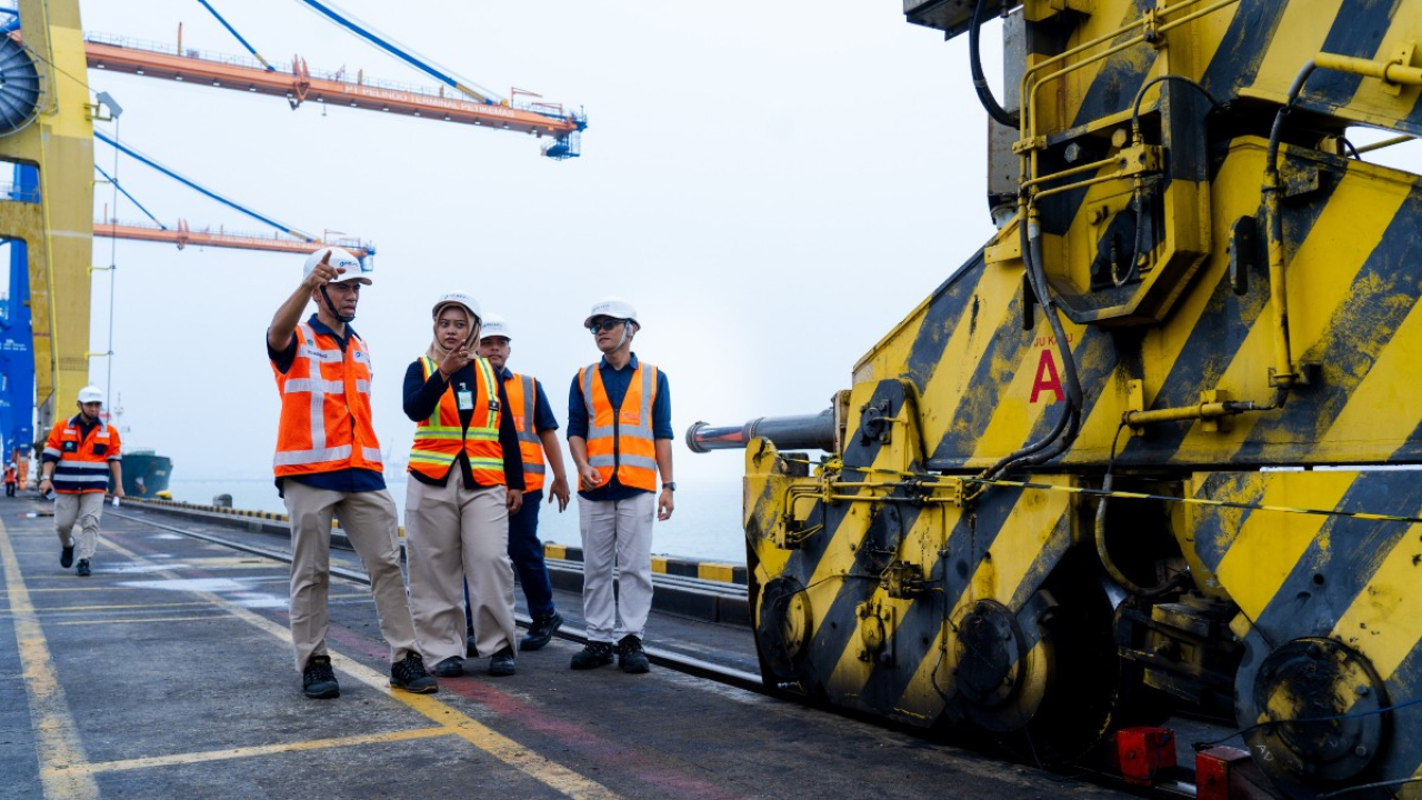 Tim HSSE sedang memberikan arahan kepada Tim Operasional TPS tentang pengamanan alat pada saat Safety Drill Angin Kencang
